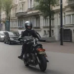 Junge fährt ein Motorrad