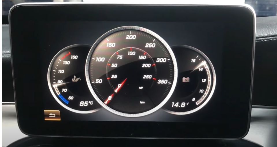 Visualizzazione dati motore su headunit auto