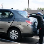 Kontrolle von Kratzern an einem Auto