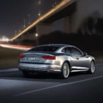 Audi A5 mit eingeschalteten LED-Rückleuchten