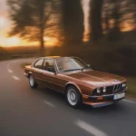 Ein BMW E24 635 CSi fährt auf einer kurvigen Straße