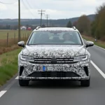 Getarnter VW Erlkönig auf Testfahrt