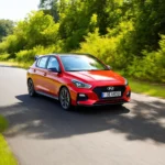 Hyundai i20N 2024 fährt schnell auf einer kurvigen Straße