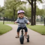 Kleinkind mit Fahrradhelm