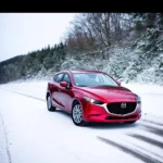 Mazda 3 mit Winterreifen auf verschneiter Straße