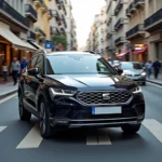 Seat Tarraco in Delfingrau fährt durch die Stadt