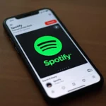 Spotify App auf dem Startbildschirm eines Handys