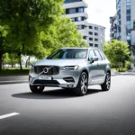 Volvo XC60 Vollelektrisch fährt durch die Stadt