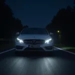 Mercedes mit aktiviertem Advanced Licht Paket bei Nachtfahrt