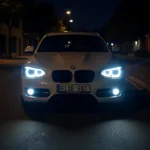 BMW 1er mit LED-Scheinwerfern im Dunkeln