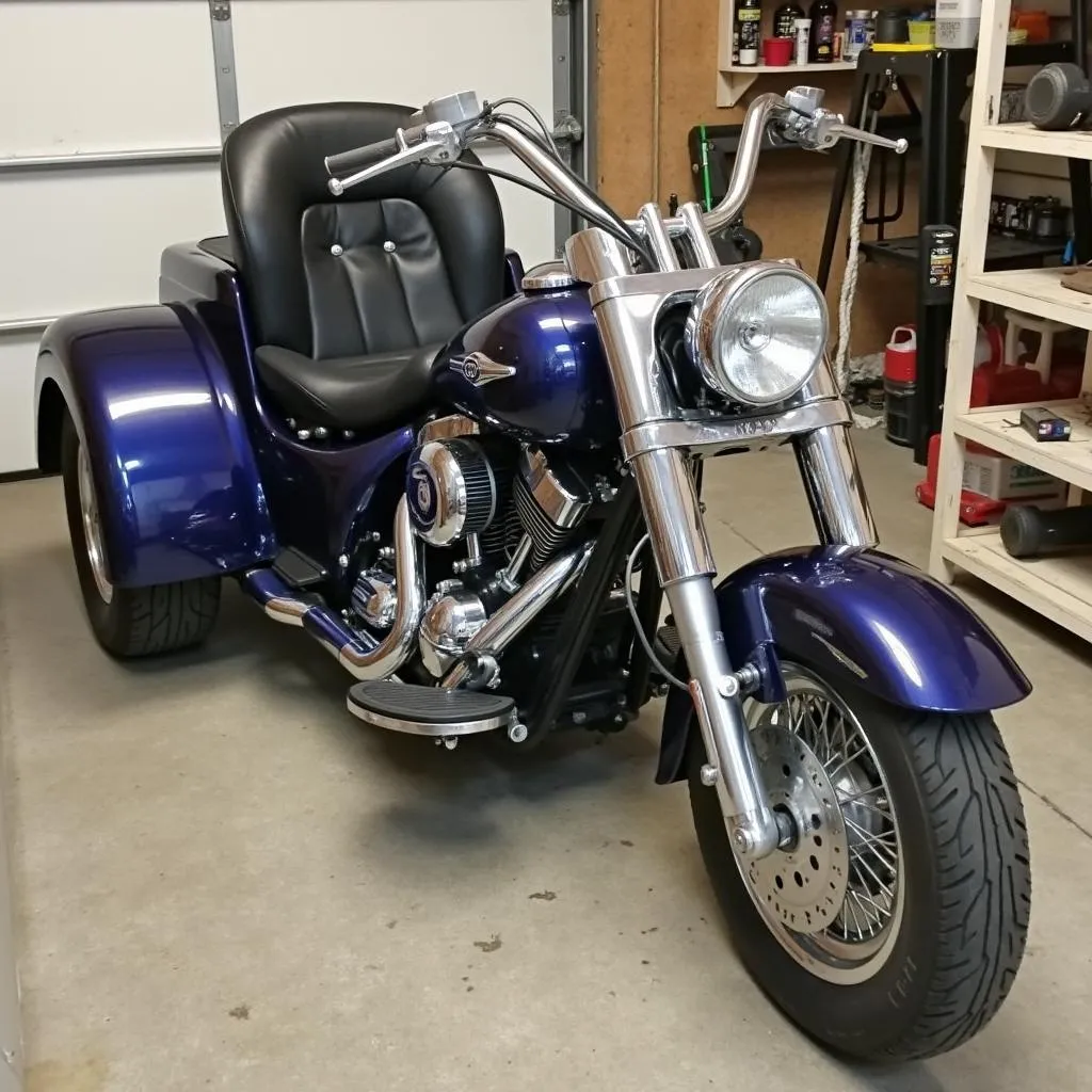 Een tweedehands V8 Trike met lederen zitting en chromen details in een garage.