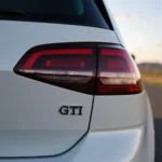 Golf 7 GTI mit schwarzem Emblem am Heck