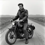 Motorradfahrer mit Harley Davidson Lederjacke aus den 1950er Jahren