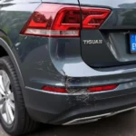 Beschädigte hintere Stoßstange eines VW Tiguan