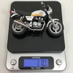 Gewicht der Honda NC750X auf einer Waage