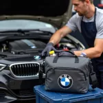 Kfz-Mechaniker mit BMW Kühltasche