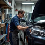 Ein Kfz-Mechaniker bei der Reparatur eines Autos