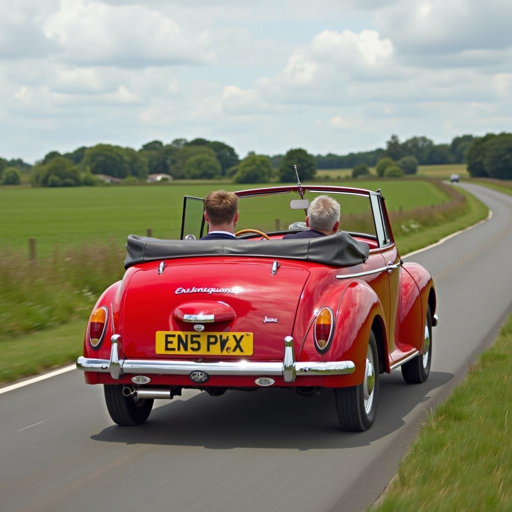 Morris Minor Cabrio fährt auf einer Landstraße