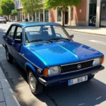 Opel Corsa A in Blau im Sonnenlicht