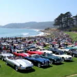 Panoramablick auf die Pebble Beach Auto Show mit dem Meer im Hintergrund