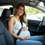 Schwangere Frau im Auto