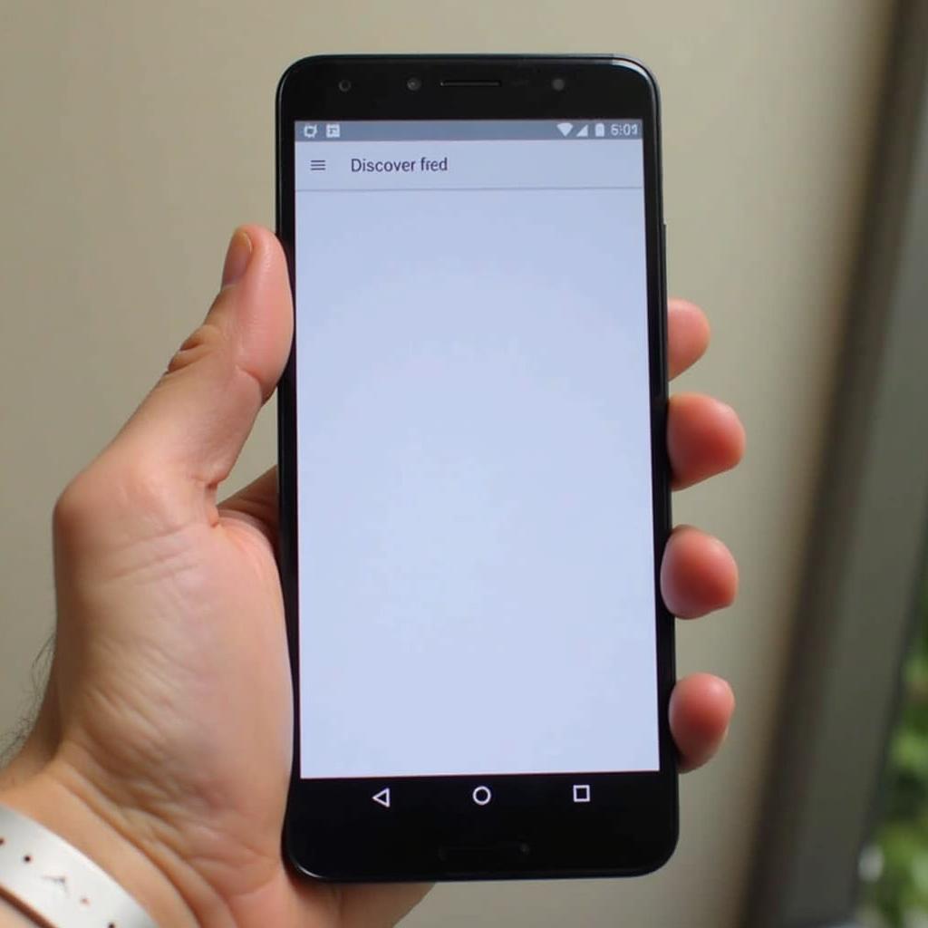 Smartphone con la schermata iniziale senza il feed Google Discover attivo