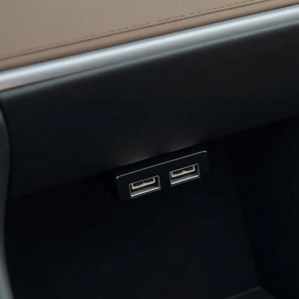 USB-A-poort in het handschoenenkastje van een Tesla Model 3