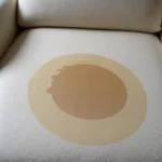 Wasserfleck auf einem Sofa