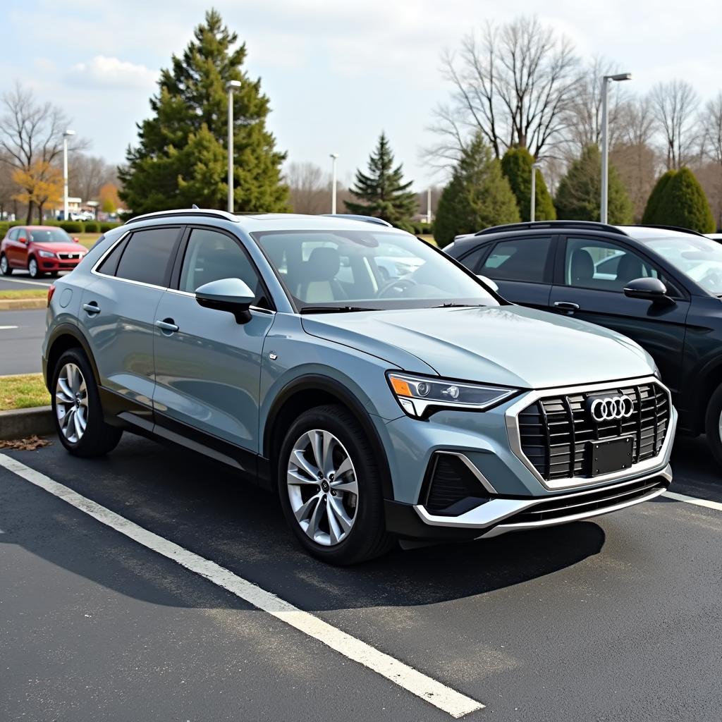 Audi Q2 Breite mit Spiegeln am Parkplatz