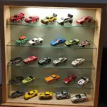 Matchbox Autos in einer Vitrine