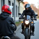 B196 Fahrschule Österreich: Ein Fahrlehrer erklärt einem Schüler die Bedienung eines 125ccm Motorrads.