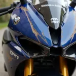 BMW S1000RR Verkleidung Reparatur: Ein detaillierter Blick auf die beschädigte Verkleidung.