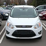 Ford S-Max in Weiß geparkt auf einem Parkplatz