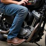 Louis Jeans bieten Sicherheit und Komfort beim Schrauben am Motorrad.