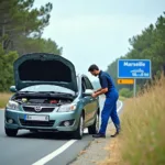 Pannenhilfe auf der Marseille Route - Ein Auto steht am Straßenrand mit geöffneter Motorhaube, während ein Mechaniker den Motor überprüft. Im Hintergrund ist ein Schild mit der Aufschrift "Marseille" zu sehen.