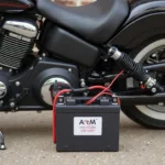 Motorrad Erhaltungsladegerät angeschlossen an eine Batterie