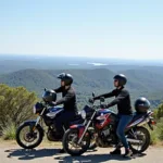 Motorradfahrer erleben gemeinsam ein Abenteuer.