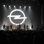 Konzert der Toten Hosen mit Opel-Logo im Hintergrund