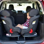 Drei Kindersitze im Seat Tarraco - Montagebeispiel