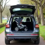 Skoda Karoq Kofferraum mit Kinderwagen: Genügend Platz für Familienreisen.