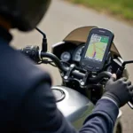 TomTom Navi Halterung Motorrad Montage: Ein Motorradfahrer montiert eine TomTom Navi Halterung an seinem Motorradlenker. Die Halterung ist robust und sicher befestigt, um das Navigationsgerät während der Fahrt stabil zu halten.