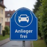 Blaues Verkehrsschild mit Auto für Anlieger frei