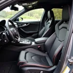 Audi A6 4F Avant Tuning Interieur:  Ansicht des individualisierten Innenraums eines A6 4F Avant mit  z.B. Lederlenkrad, Sportsitzen und Carbon-Applikationen.