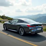 BMW 850i im Profil während der Fahrt. Das elegante Design und die sportliche Silhouette des Coupés werden hervorgehoben.