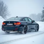 BMW i4 mit Winterreifen auf verschneiter Straße