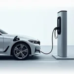 BMW i40 an einer Schnellladestation: Darstellung des Ladevorgangs und der Ladetechnologie.