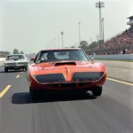 Plymouth Superbird Daytona auf der NASCAR-Rennstrecke in Aktion.