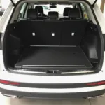 Fertig eingebauter doppelter Ladeboden im Tiguan Kofferraum.