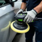 Festool Poliermaschine im Einsatz beim Polieren eines Autos. Der Benutzer trägt Schutzkleidung.