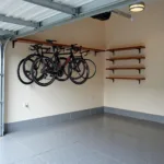 Garage mit praktischen Wandregalen und einer Fahrradhalterung